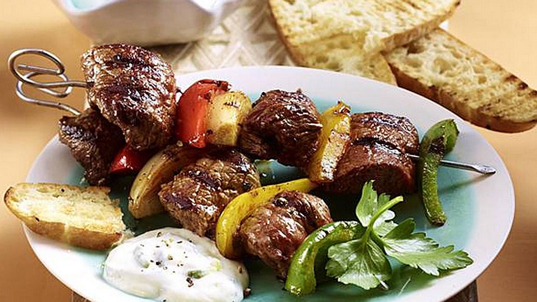 Rinder-Grillspieße mit Fladenbrot Rinder-Grillspieße-Fladenbrot