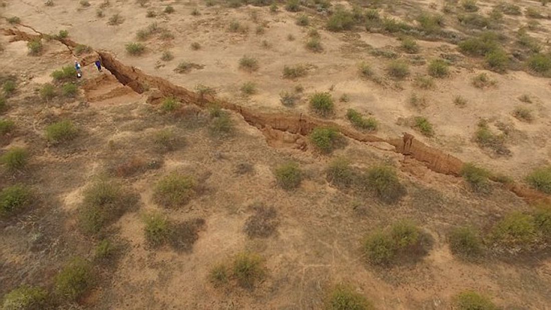 Die US-Geologen des Arizona Geological Survey (AZGS) veröffentlichten jüngst Bilder des gigantischen Erdrisses, der die Wüste in Arizona förmlich zu teilen scheint