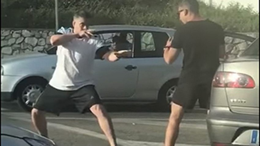 Road Rage: Zwei Männer prügeln sich in Malaga auf offener Straße - Foto: YouTube/12angelote