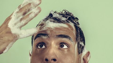 Shampoo gegen Haarausfall - Foto: iStock/Roberto David