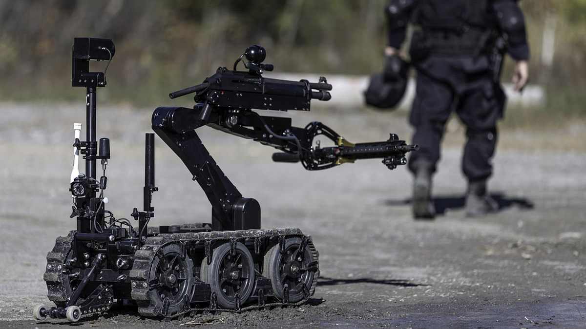 Polizei Swat Officer mit einem mechanischen Arm