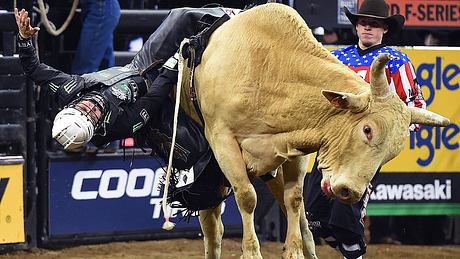 Bullenreiten beim Rodeo - Foto: Getty Images / Timothy A. Clary