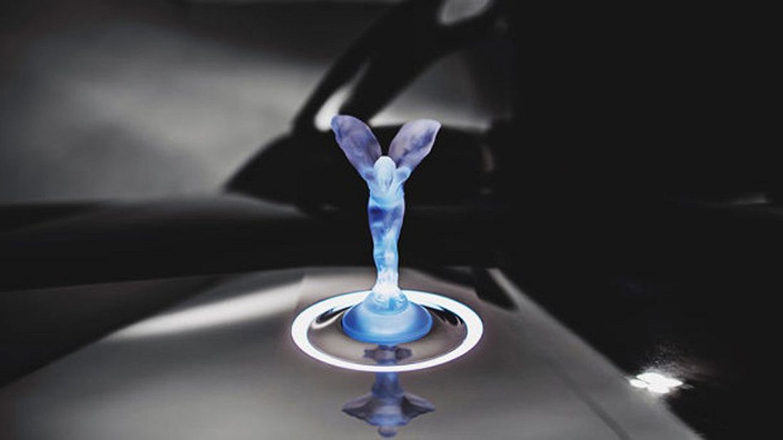 Rolls-Royce 103EX: Die Kühlerfigur "Spirit of Ecstasy" ist aus Glas gefertigt und kann beleuchtet werden