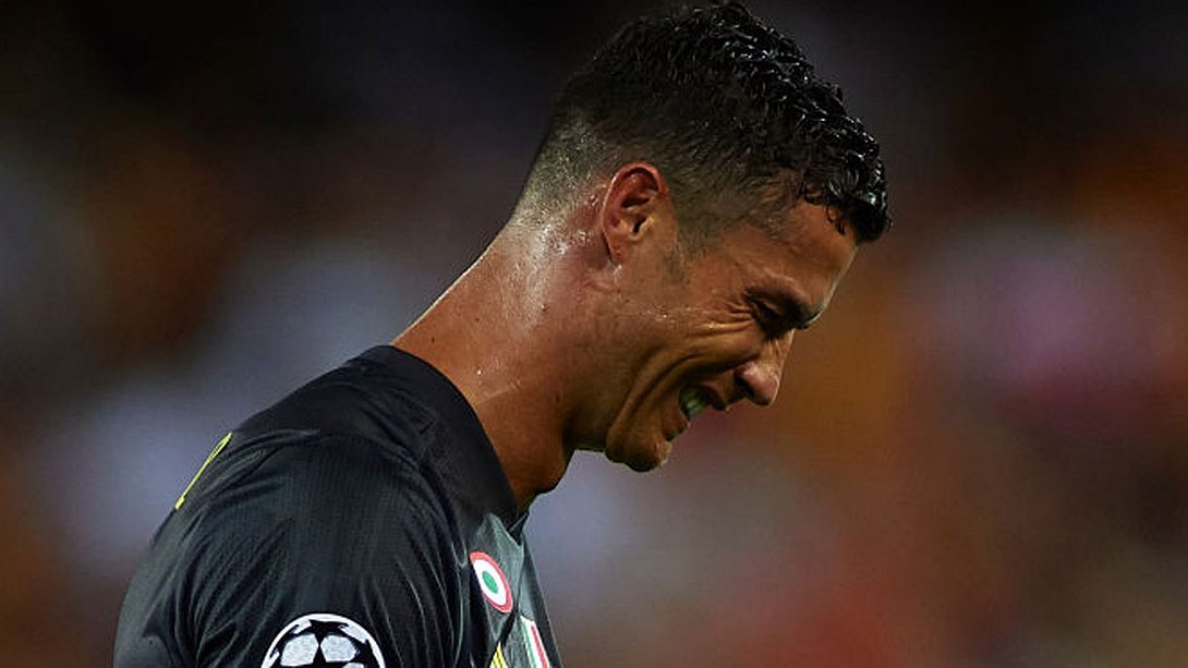 Cristiano Ronaldo sieht Rot. - Foto: Getty Images/Manuel Queimadelos Alonso