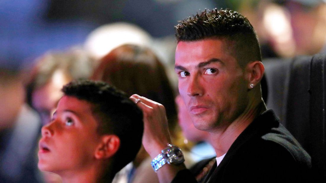 CristianoRonaldo hat ordentlich geld in einer Londoner Bar ausgegeben. CristianoRonaldo hat ordentlich geld in einer Londoner Bar ausgegeben.