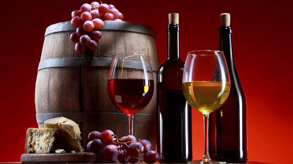Rot- und Weißwein - Foto: iStock / valentinrussanov