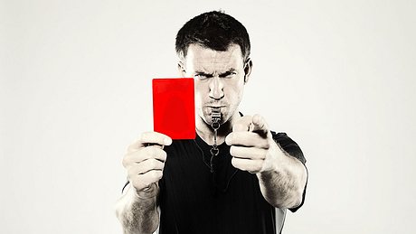 Rote Karte: Im Fußball gleichbedeutend mit einem Platzverweis - Foto: istock / decisiveimages 