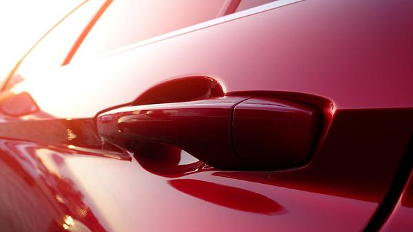 Kotflügel eines roten Autos - Foto: iStock / deepblue4you