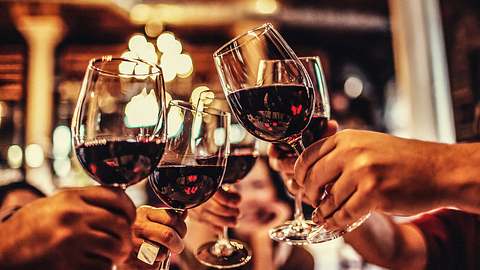Studien: Zwei Gläser Wein pro Tag helfen beim Abnehmen - Foto: iStock / Instants