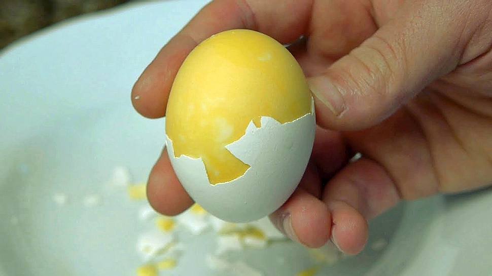 So macht man Rührei, ohne die Eier zu schälen bzw. aufschlagen zu müssen - Foto: YouTube/NightHawkInLight 