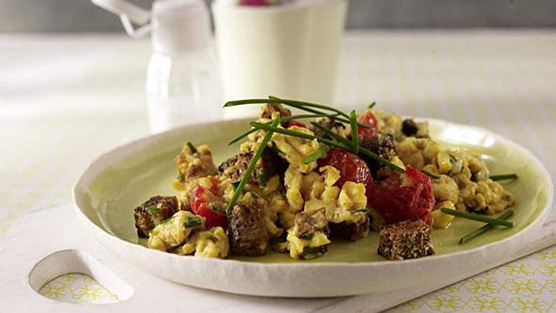 Rührei mit gerösteten Vollkornbrot-Streifen Rühreier