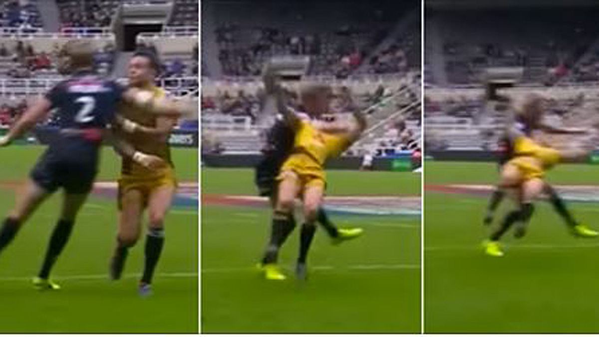 Clothesline-Tackle: Ein Rugby-Spieler foult seinen Gegner brutal