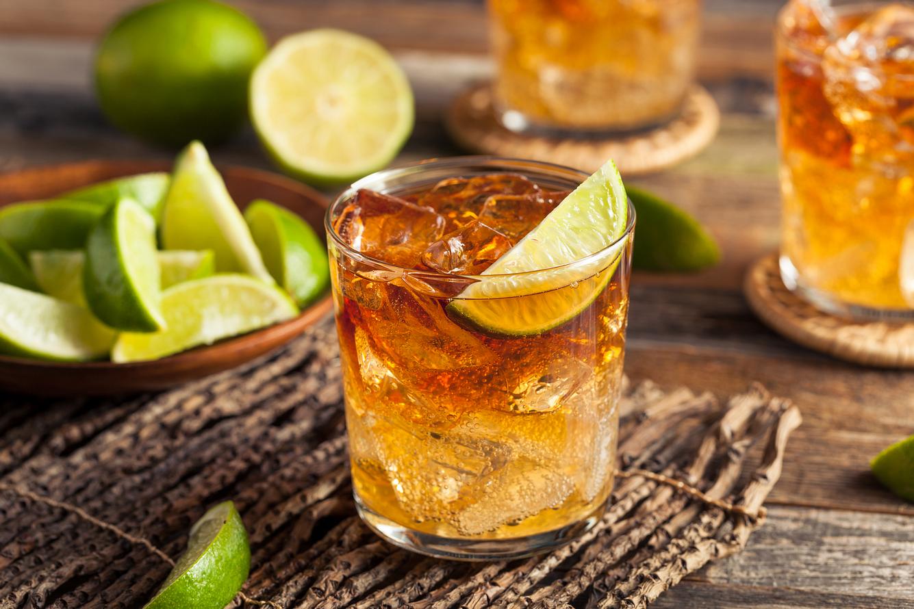 Rum on the rocks Rum mit Eiswürfeln und Limette