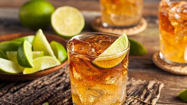 Rum mit Eiswürfeln und Limette - Foto: iStock / bhofack2
