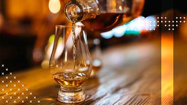 Rum wird eingeschüttet - Foto: iStock/ urbazon