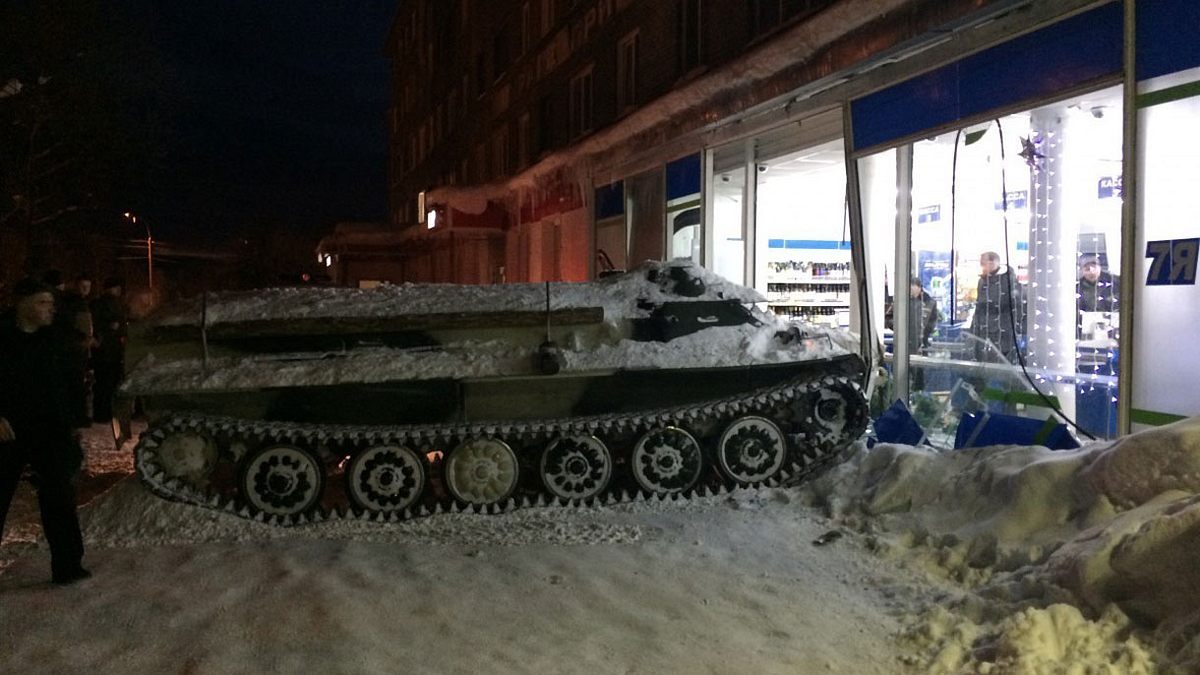 Betrunkener fährt mit Panzer in Supermarkt