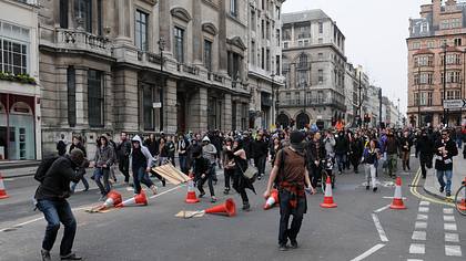 Hooligans auf der Straße - Foto: iStock/Akabei