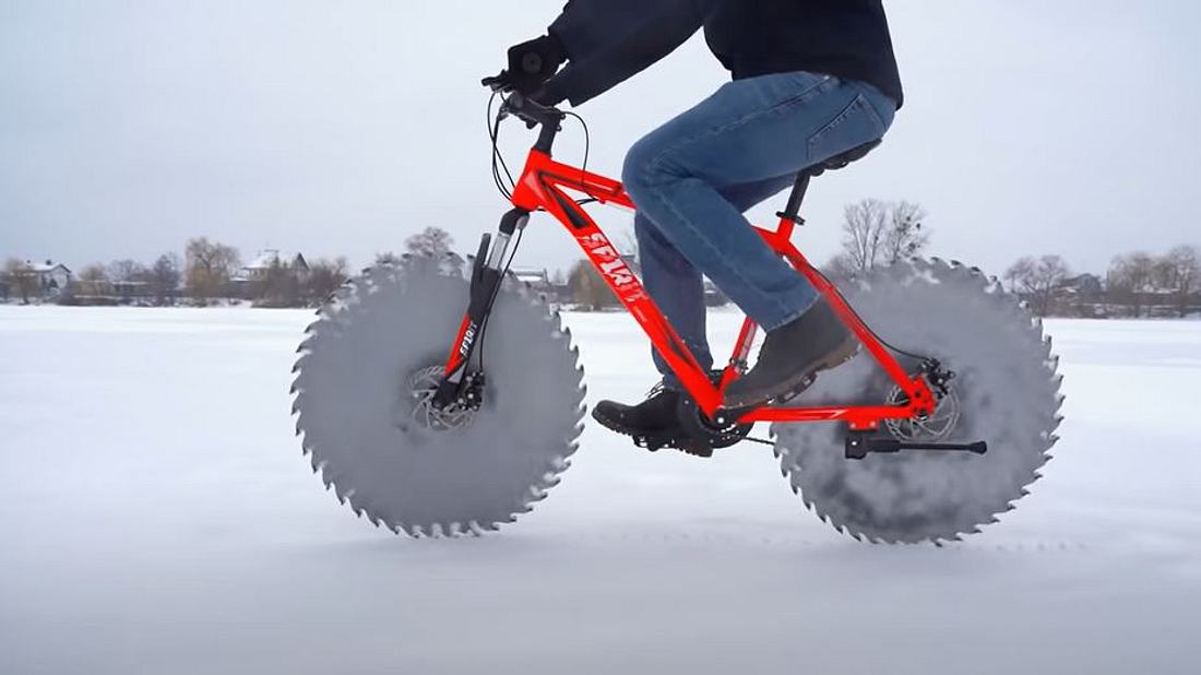 YouTuber montiert Kreissägeblätter an Fahrrad YouTuber montiert Kreissägenblätter an Fahrrad