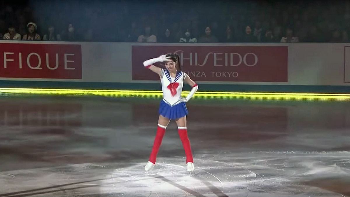 Die russische Eiskunstläuferin Evgenia Medvedeva tanz im Sailor-Moon-Kostüm
