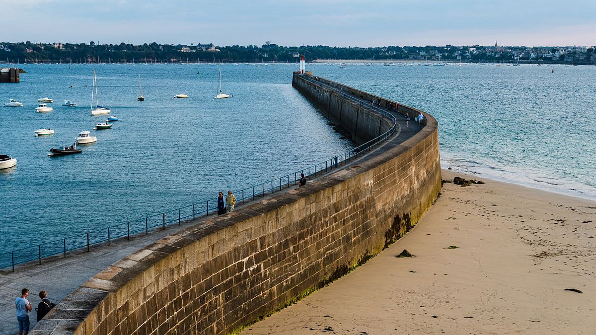 Über den Damm von Saint Malo nach Dinard