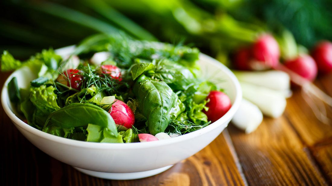 Salat gehört auf jeden Sixpack-Ernährungsplan (Symbolfoto). Salat gehört auf jeden Sixpack-Ernährungsplan (Symbolfoto).