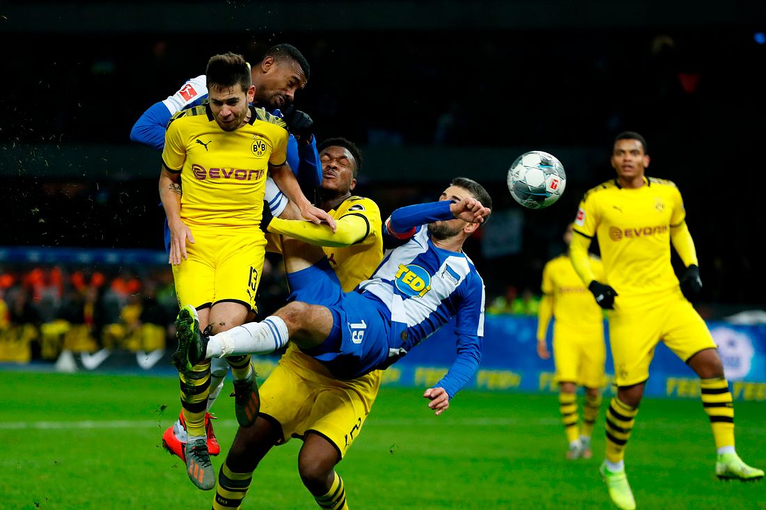 Bundesligastar witzelt im Live-Video über Corona-Regeln - gefeuert! Salomon Kalou im Kampf um den Ball