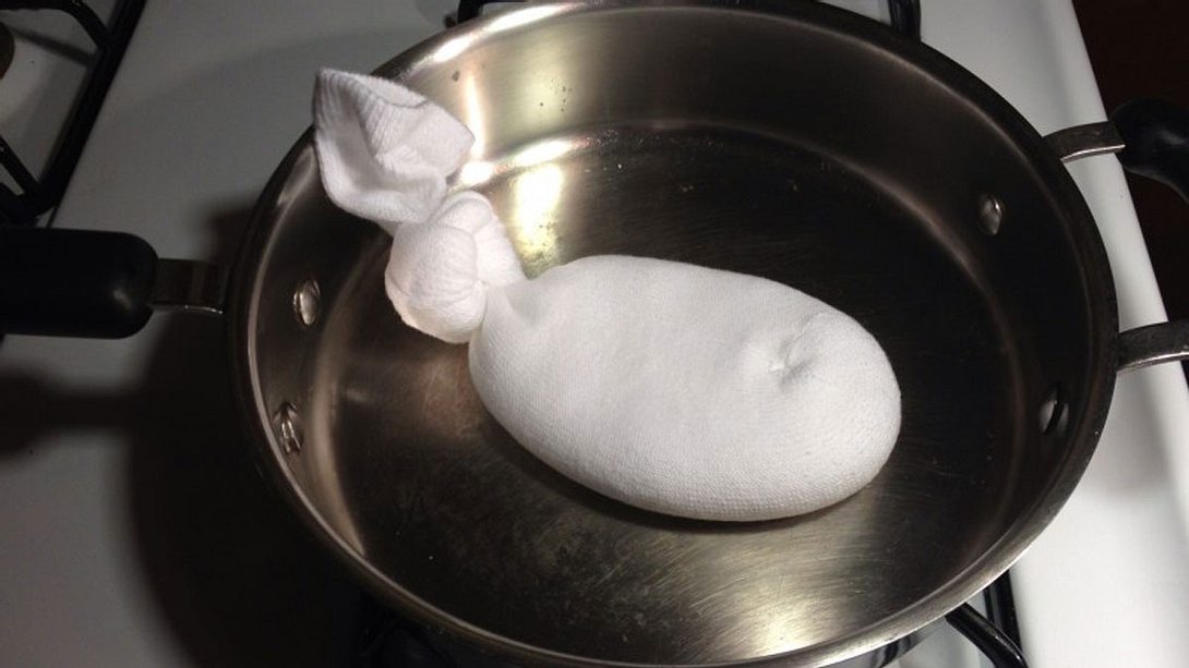 Schütte Salz in eine Socke und gib sie in die Pfanne – was für eine geniale Idee - Foto: Twitter / Fitness Diary