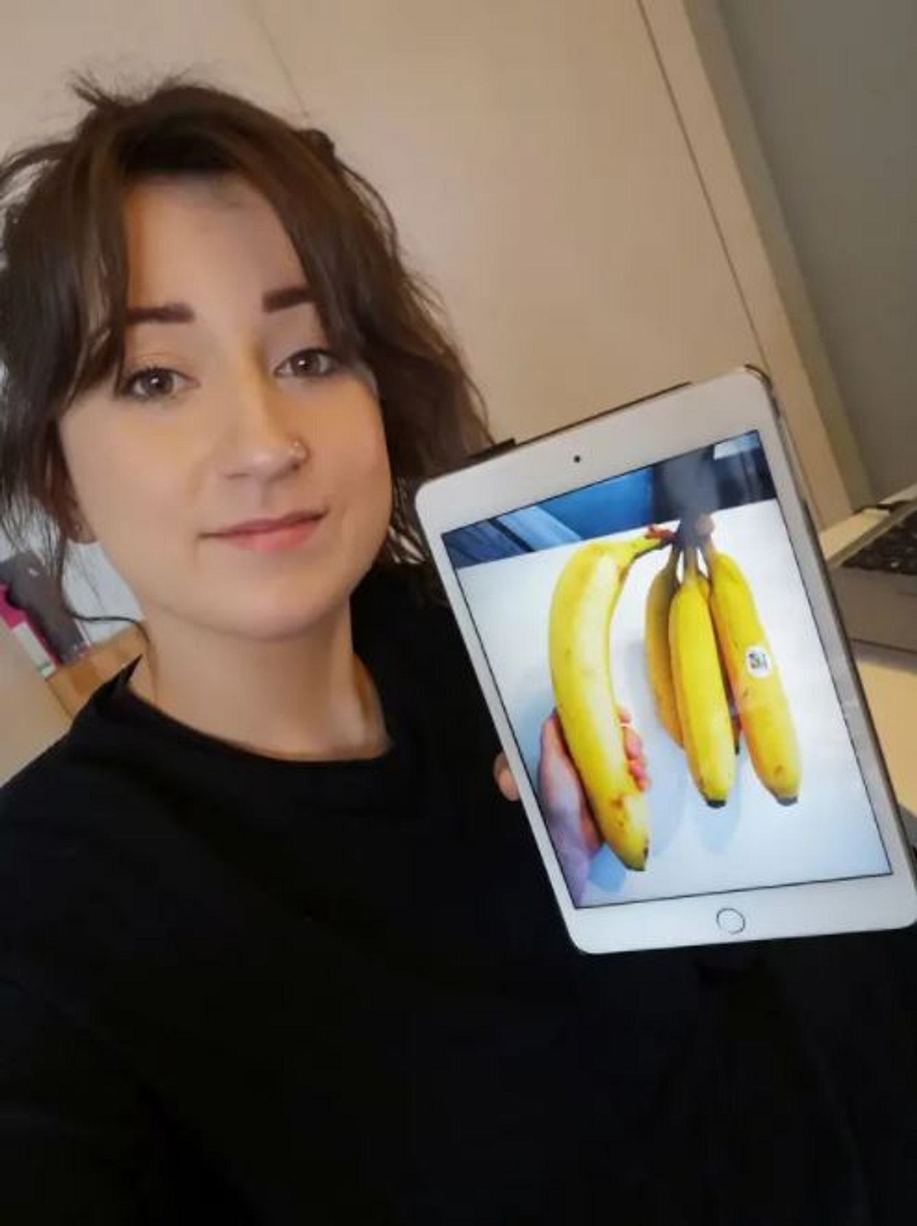 Frau präsentiert Monster-Banane im Netz Frau mit tablet
