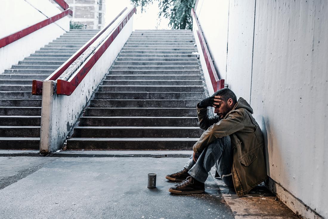 San Francisco: Gesundheitsamt versorgt Obdachlose wegen Corona mit Alkohol und Gras Obdachloser im U-Bahn-Schacht