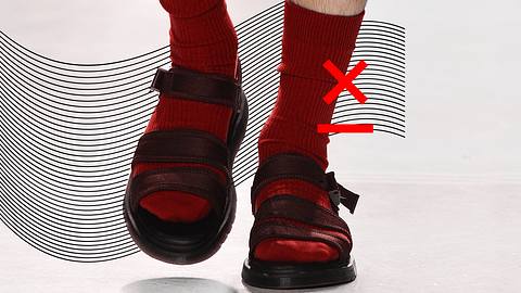 Männerfüße in Sandalen - Foto: getty images / Naomi Galai/ Kontributor, Collage / bearbeitet durch Männersache