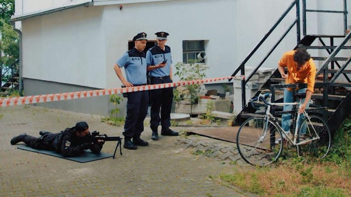 Zwei Polizisten und ein Fahrraddieb