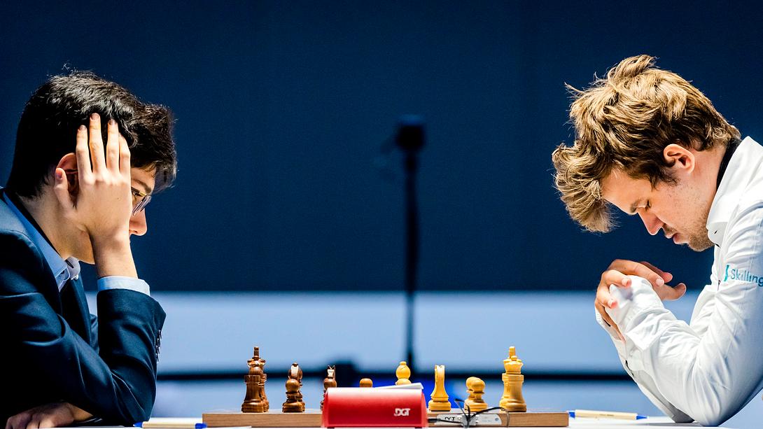 Nachwuchsspieler gegen Magnus Carlsen - Foto: Getty Images / REMKO DE WAAL / ANP / AFP