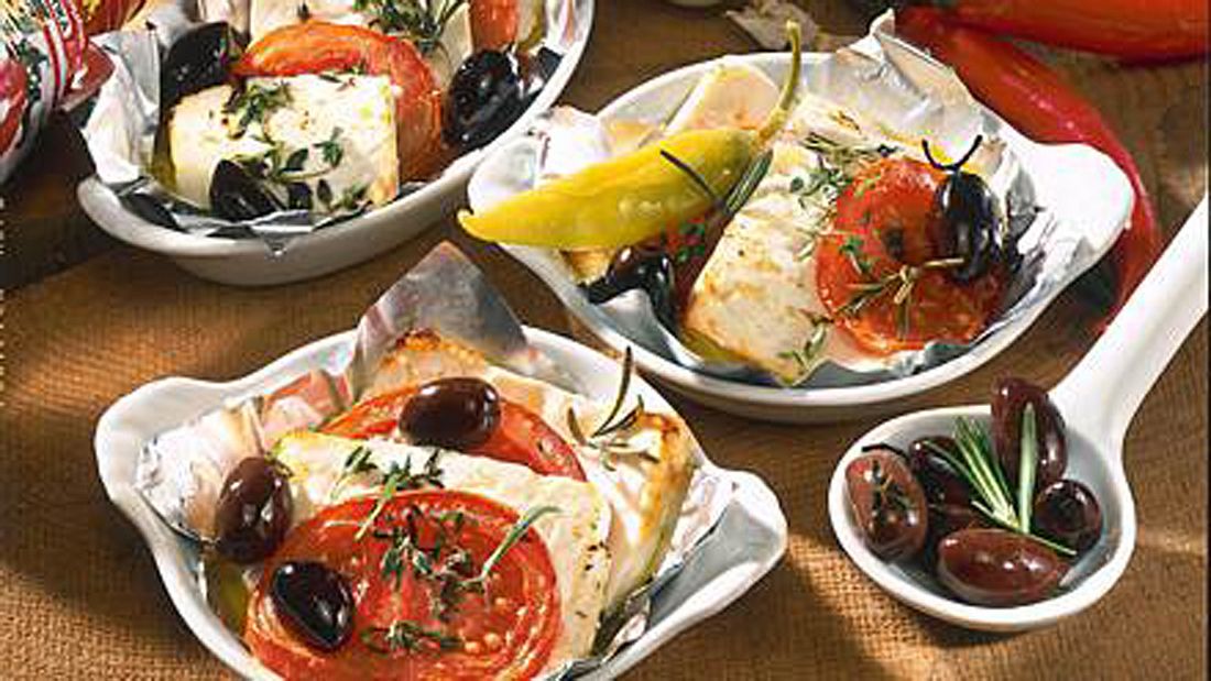 Schafskäse vom Grill mit Tomaten und schwarzen Oliven Schafskäse grillen
