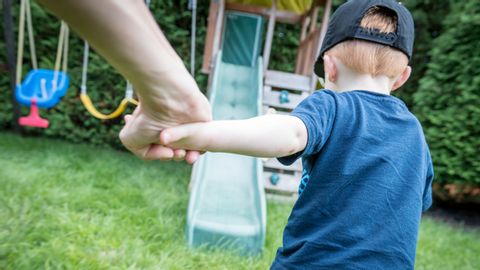 Schaukel mit Rutsche - Foto: iStock / Onfokus