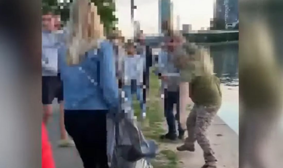 Schaulustige bedrohen Angler nach Mega-Fang Ein Angler mit seinem Wels-Fang in Frankfurt