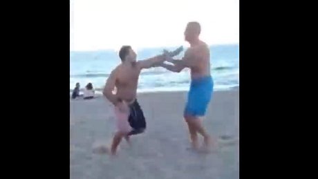 Schlägerei zwischen Betrunkenem und einem Vater am Strand. - Foto: YouTube/Royal Content