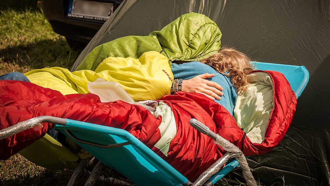 Der Schlafsack hält beim Mittagsschlaf warm Der Schlafsack hält beim Mittagsschlaf warm