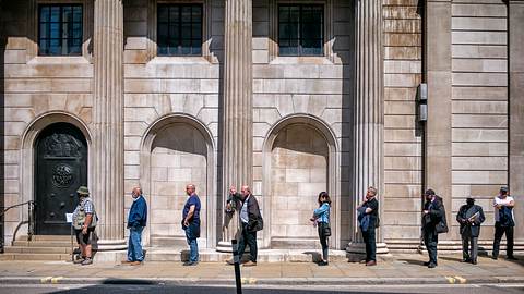 Menschen in einer Schlange  - Foto: iStock / whitemay