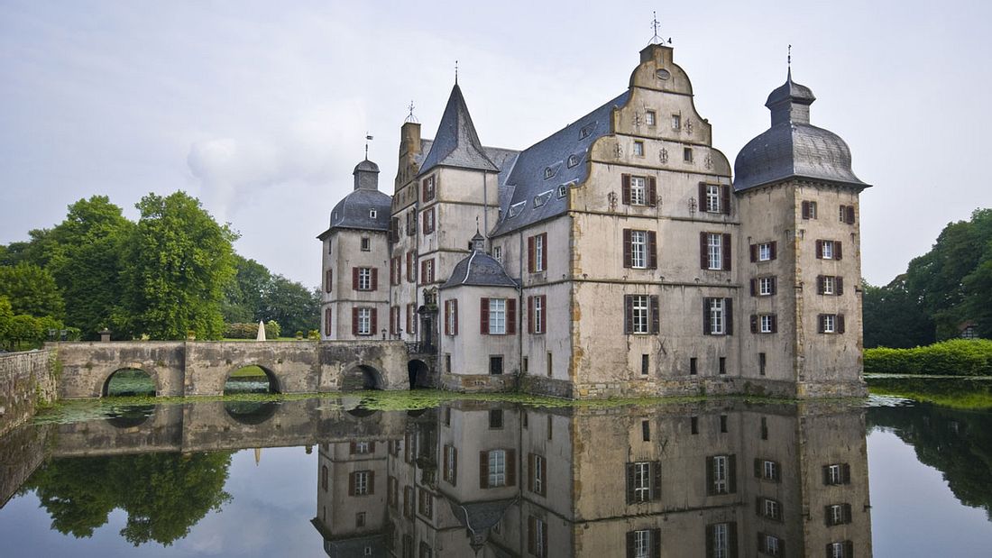 Schloss Bodelschwingh (im Sommer) Schloss Bodelschwingh (im Sommer)