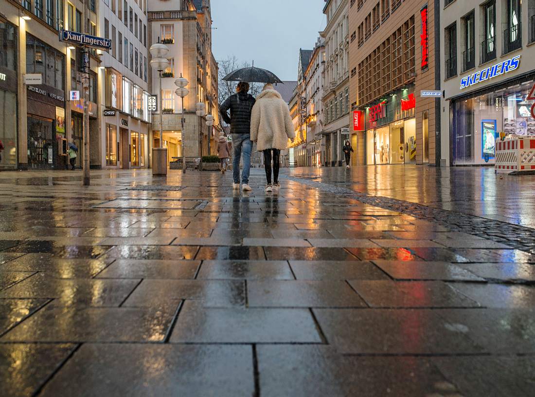 Menschen unterm Regenschirm