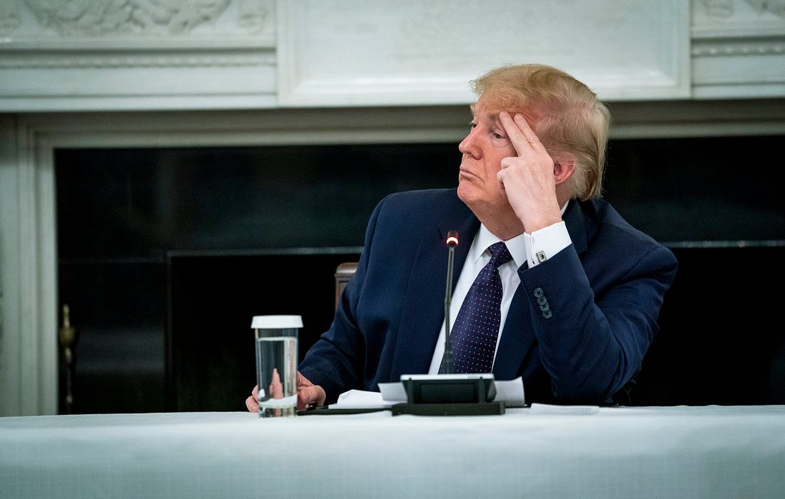 Schmutzige Wäsche veröffentlichen: Hacker drohen Donald Trump Donald Trump in nachdenklicher Pose