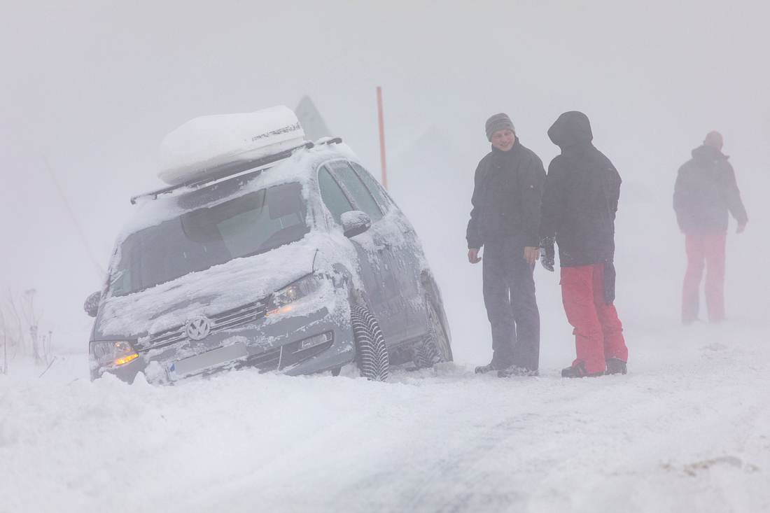 Schnee wird vorhergesagt Auto im Schneechaos