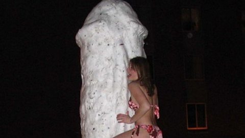 Schnee-Penis: Eine Frau in Bikini posiert am Frost-Phallus - Foto: Democratic Underground