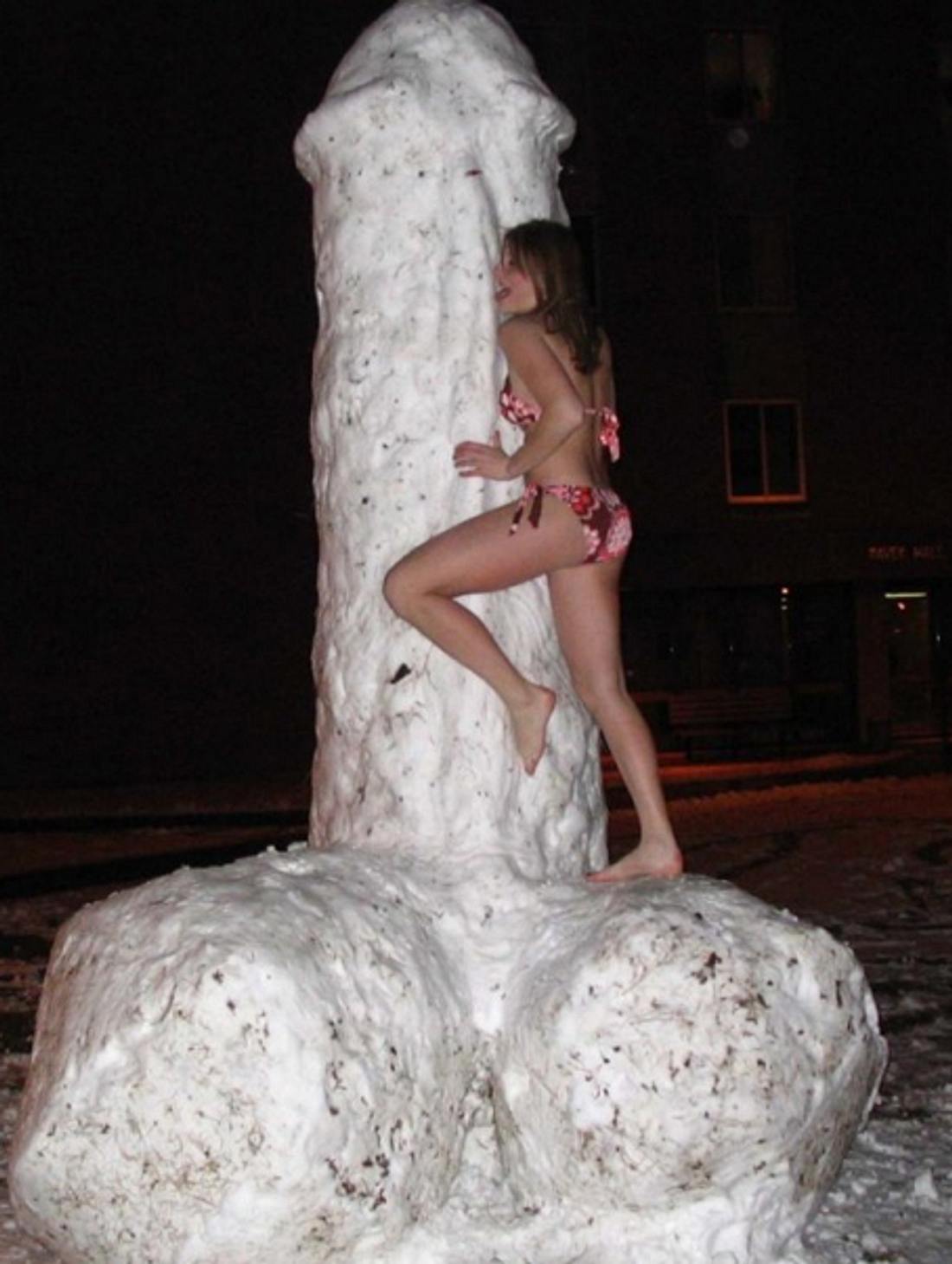Frost-Phallus: Eine Frau im Bikini umarmt einen Schnee-Penis