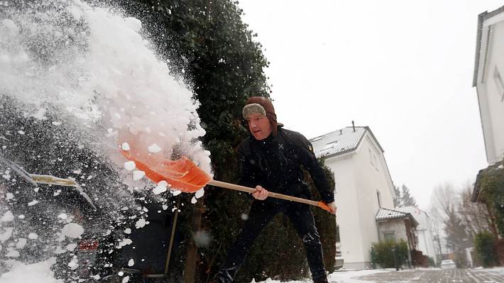 Mann beim Schneeschippen - Foto: IMAGO / Frank Sorge