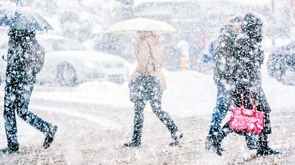 Menschen im Schneesturm - Foto: iStock / gremlin