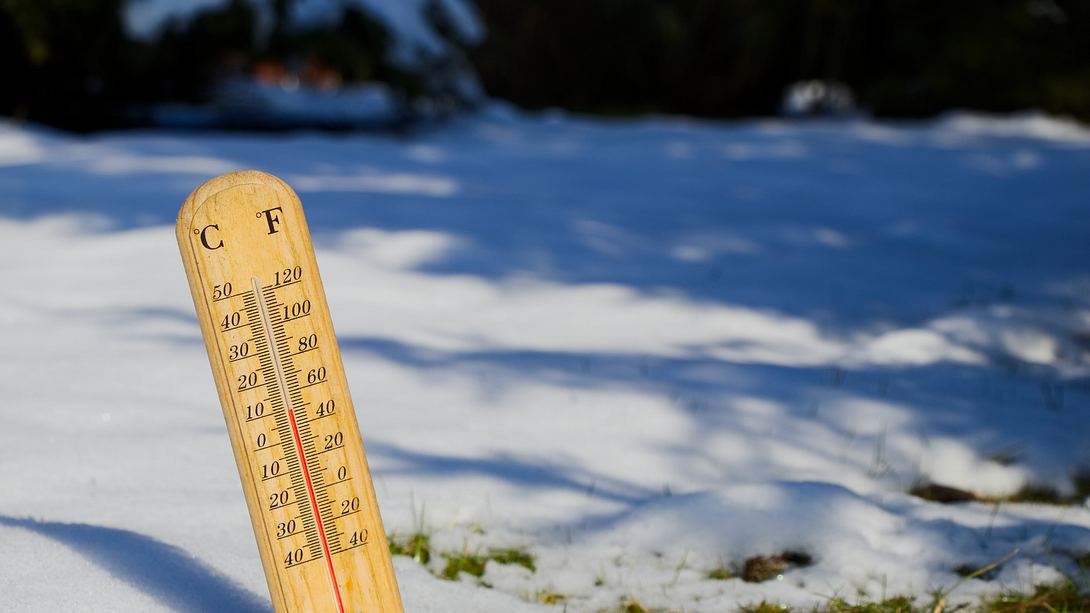 Thermometer im Schnee - Foto: iStock / Zbynek Pospisil