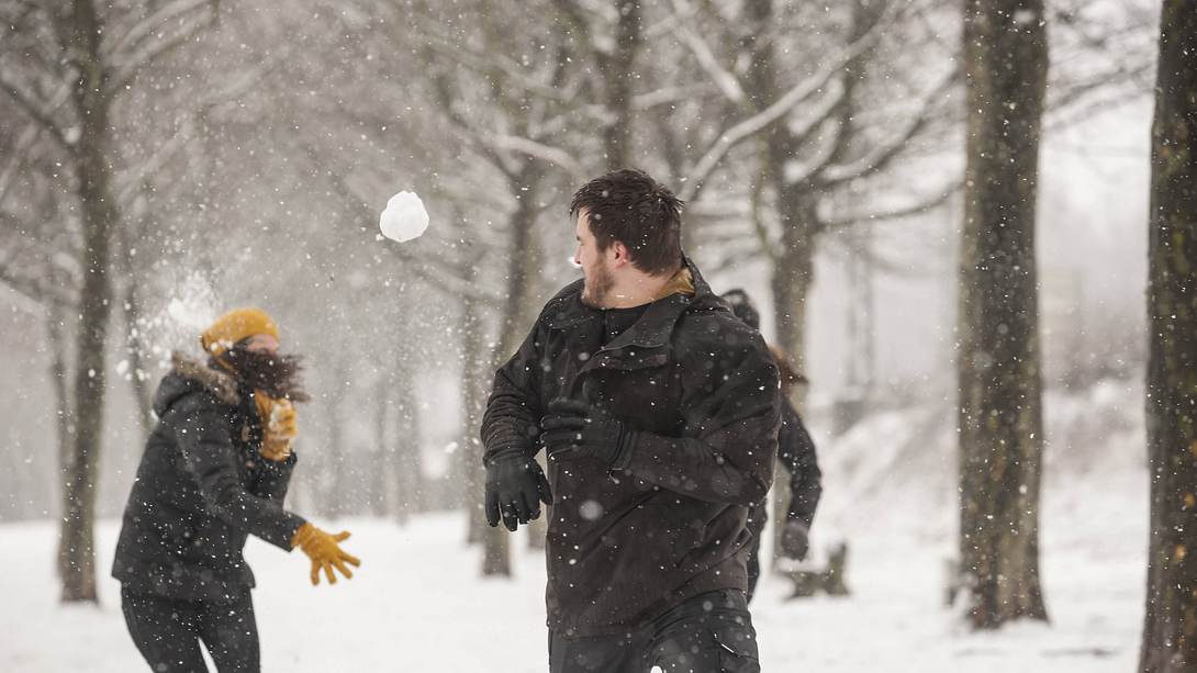 Schneeballschlacht - Foto: imago images / Westend61