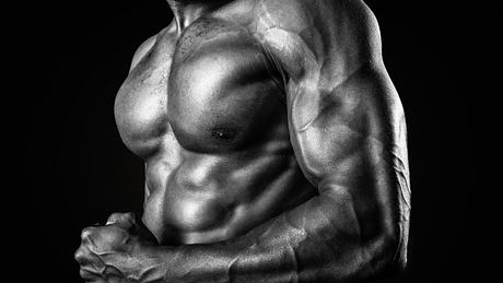 Muskulöser Mann - Foto: iStock/MichaelSvoboda