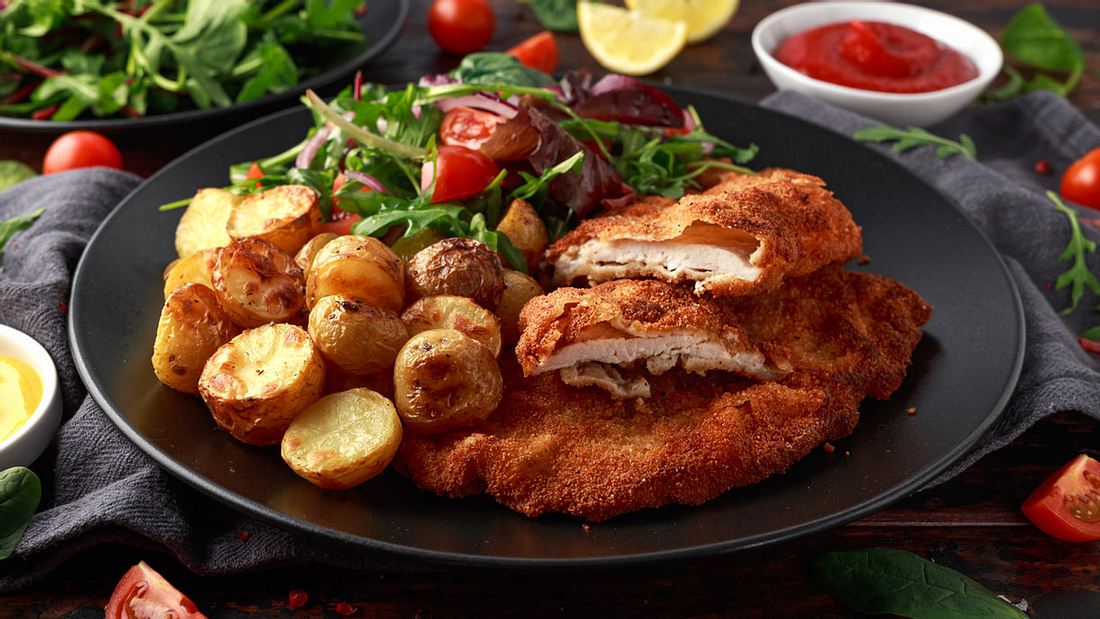 Schnitzel mit Bratkartoffeln und Salat Schnitzel mit Bratkartoffeln und Salat
